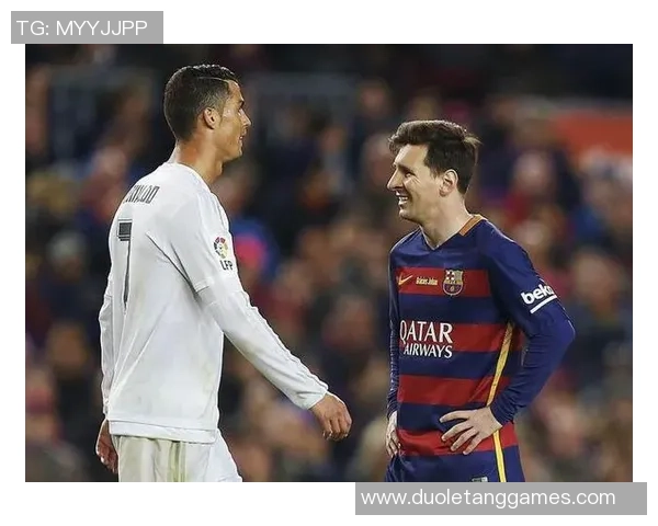 外国足球明星同框合影展现足球魅力与友谊的精彩瞬间